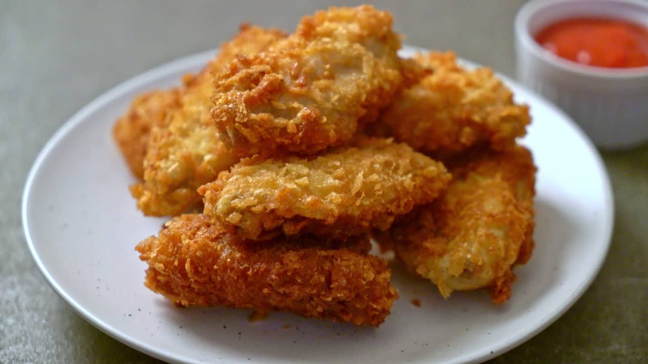 alas de pollo fritas con ketchup