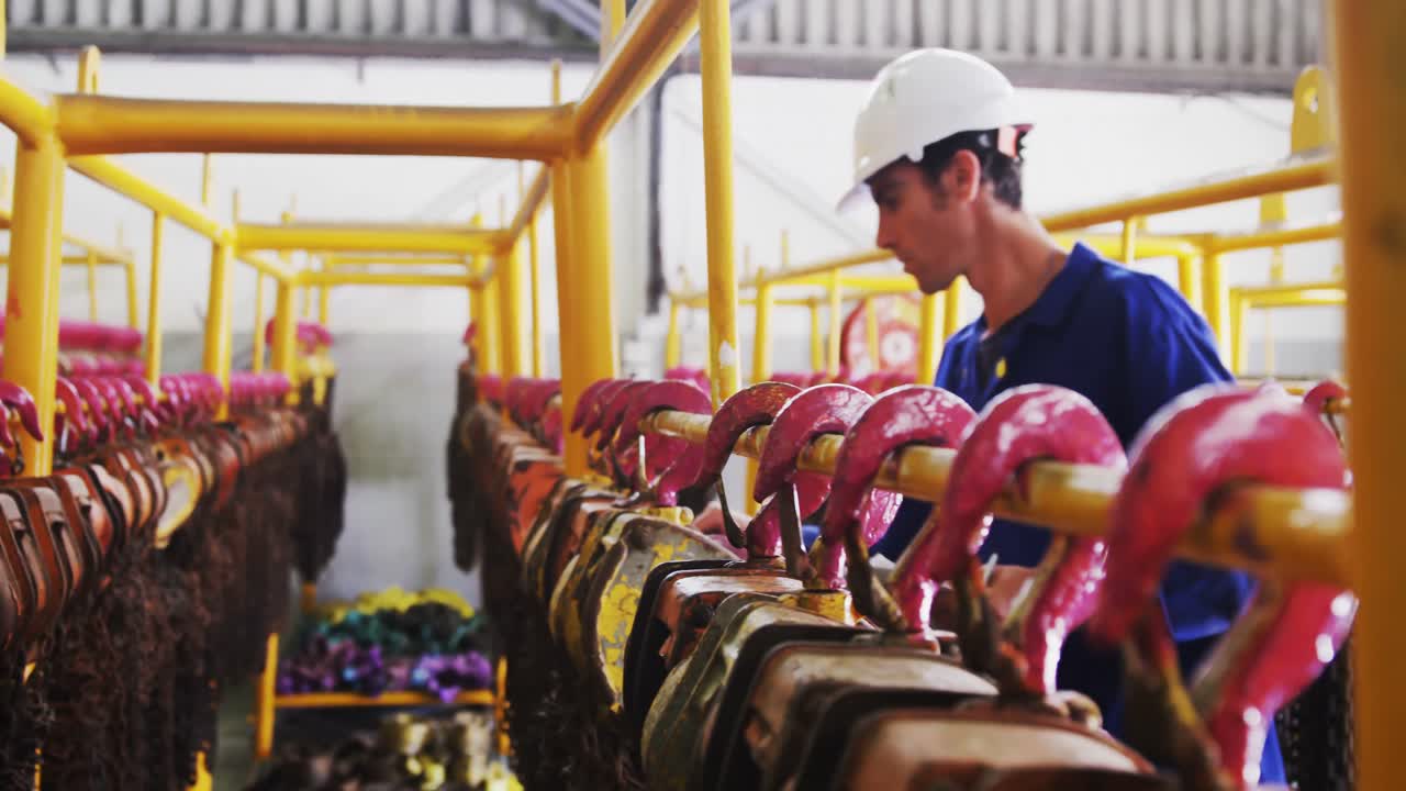 4k 워크 ⁇ 에서 재고를 유지하는 남성 엔지니어