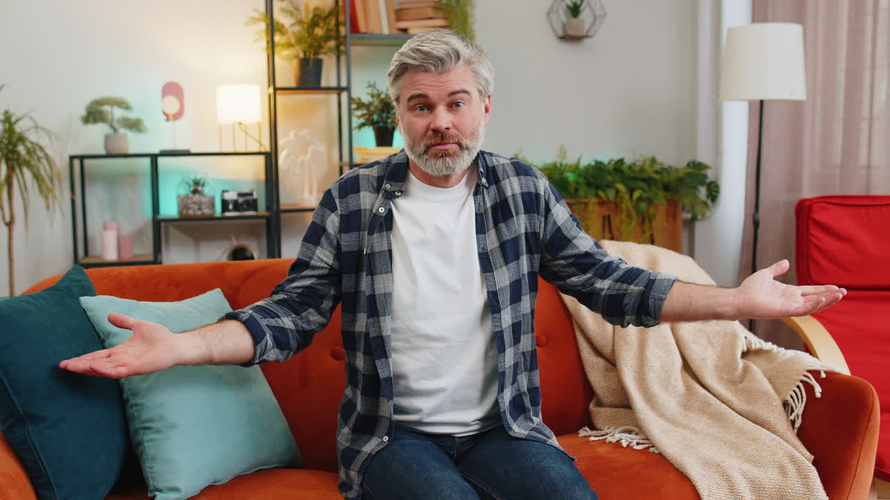 confundido anciano maduro sintiéndose avergonzado por una pregunta ambigua teniendo dudas sin idea sin idea