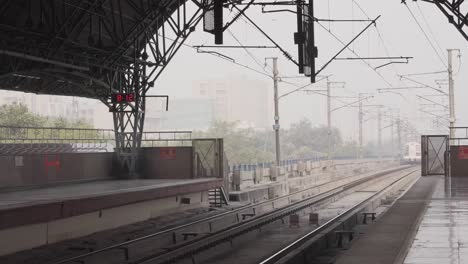 Metro-De-Delhi-Llegando-A-La-Estación.