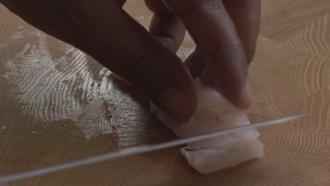 cortando el pescado para el ceviche