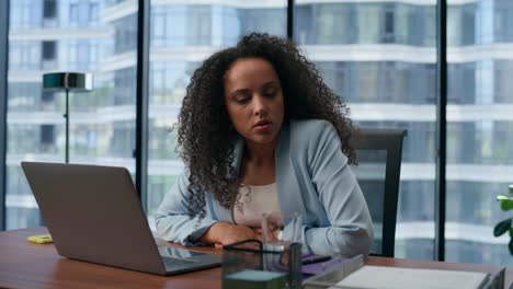 Mujer-De-Negocios-Enojada-Que-Se-Siente-Nerviosa-De-Cerca.-Empleado-Insatisfecho-Por-El-Fracaso