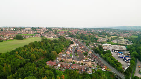 Der-Ruhm-Des-Dewsbury-Moore-Council-Estate-Erstrahlt-In-Diesem-Von-Einer-Drohne-Aufgenommenen-Video,-Das-Den-Klassischen-Städtischen-Wohnungsbau,-Reihenhäuser-Aus-Rotem-Backstein-Und-Die-Malerische-Landschaft-Von-Yorkshire-An-Einem-Sommerabend-Zeigt