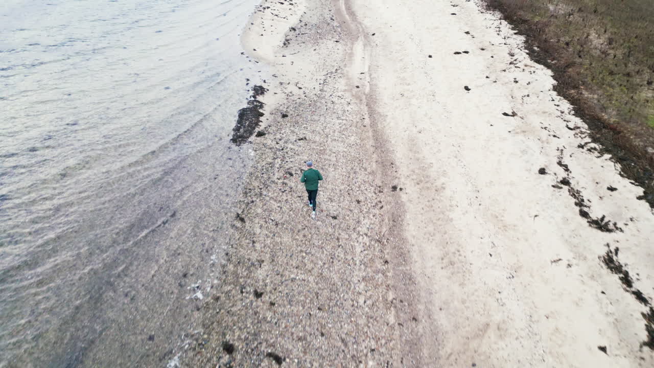 구름 은 날 해변 길 에 있는 조거 의 공중 사진
