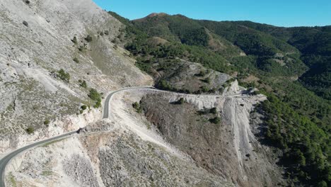 carretera de montaña de ronda a marbella en andalucía, españa - aérea