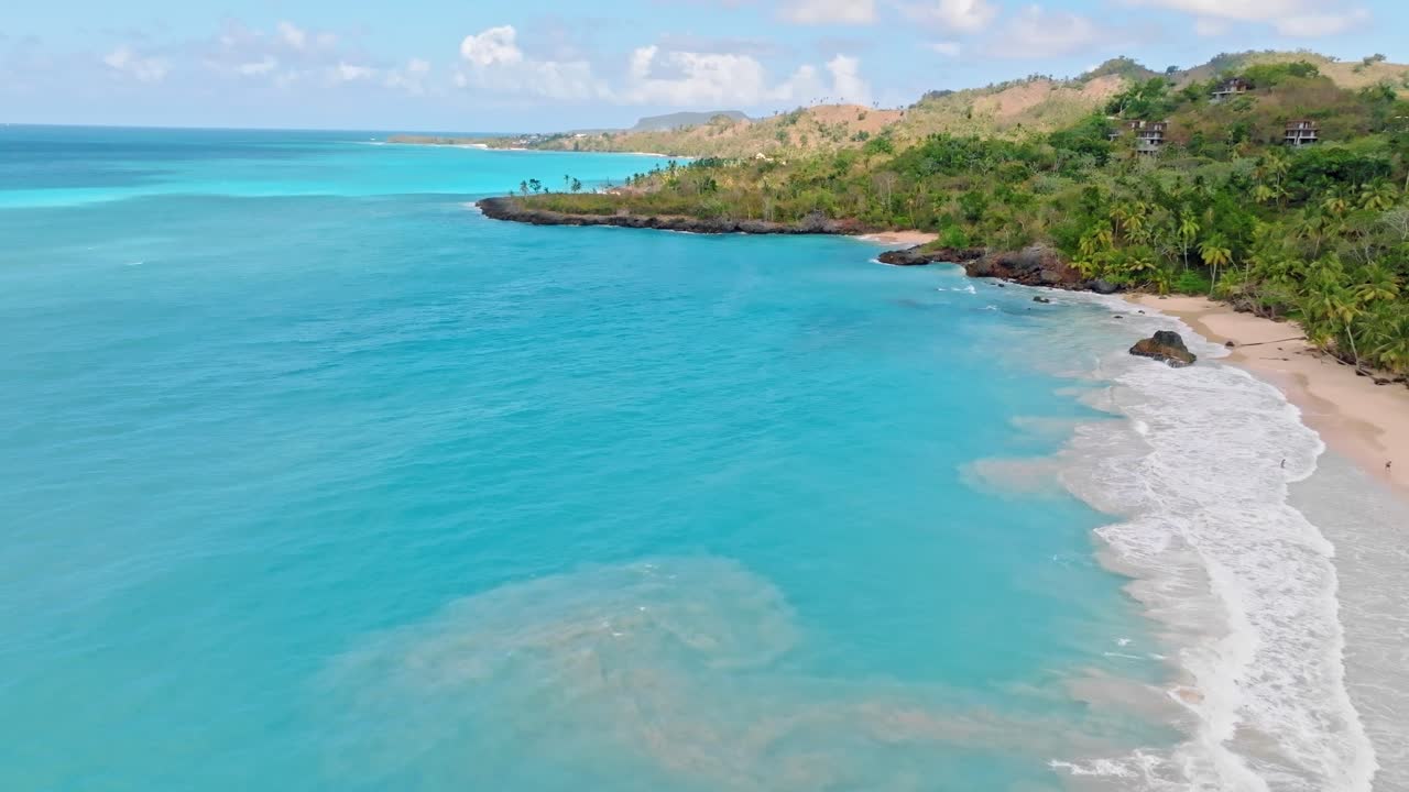 Аэросъемка бирюзового Карибского моря на пляже PLAYA DEL AMOR, Самана, летом