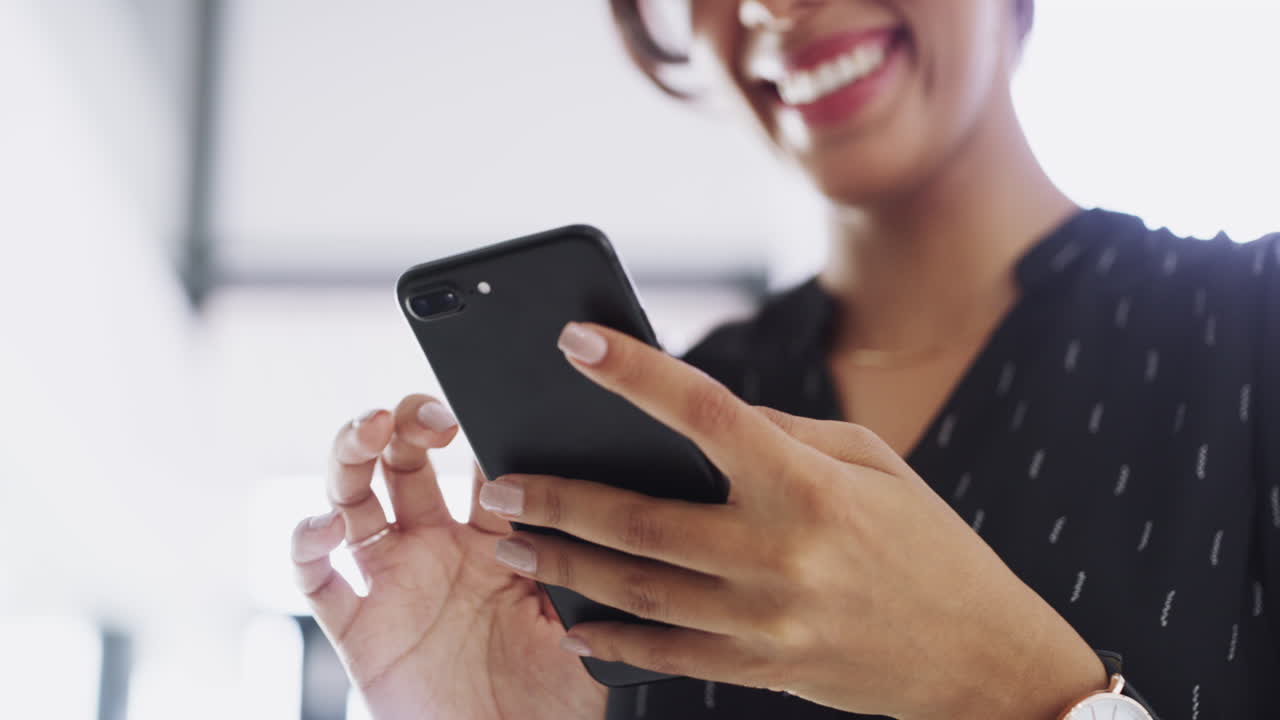 una joven mujer de negocios atractiva que usa