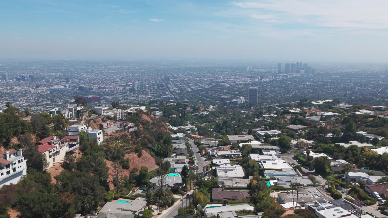Ampia ripresa aerea in volo sopra il complesso residenziale isolato Doheny Estates a Beverly Hills, California. 4K
