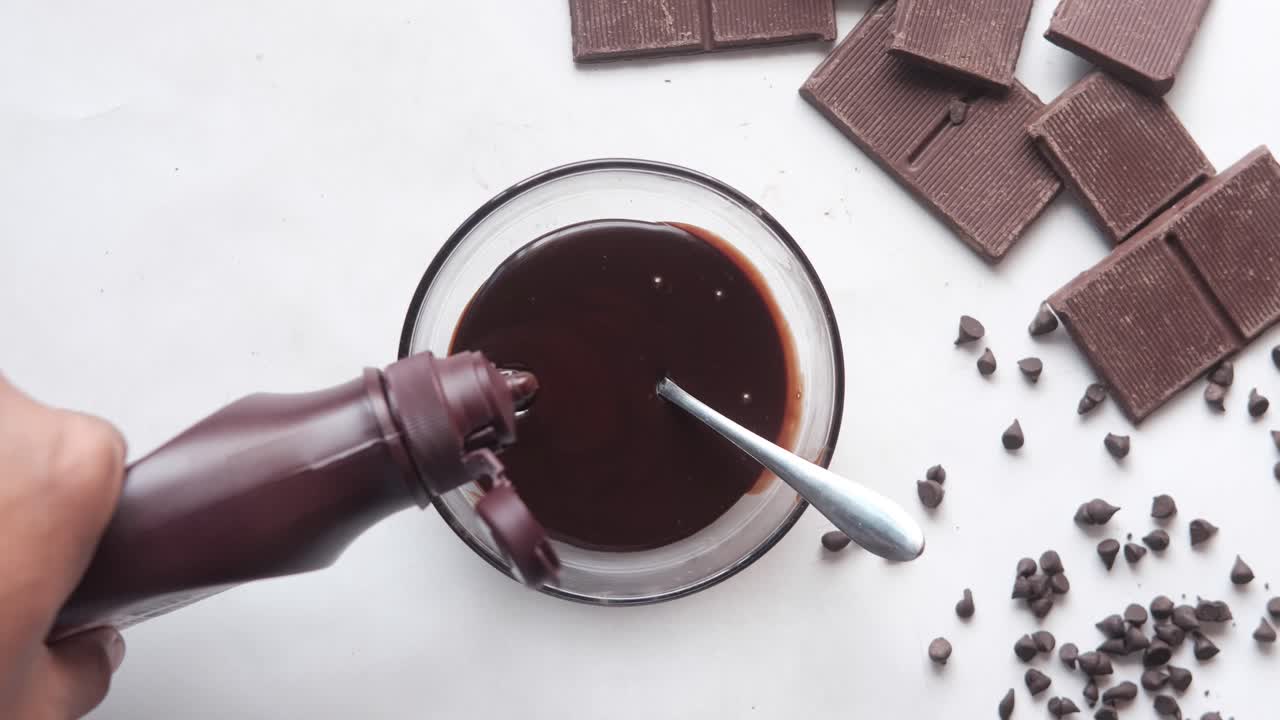 초콜릿 소스를 만드는 것