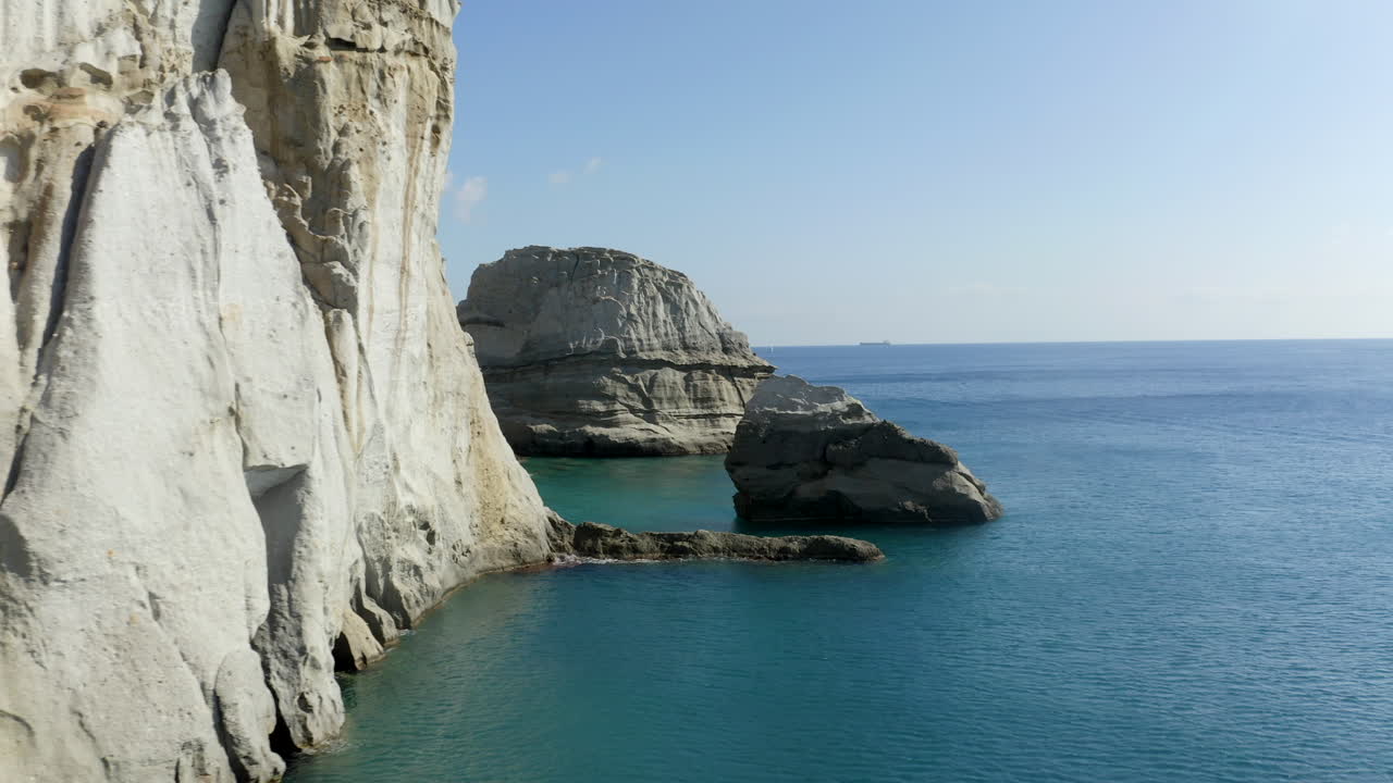 el dron de los acantilados blancos de klefitko disparó sobre las aguas azules y la espectacular costa de la isla griega de milos, grecia en 4k