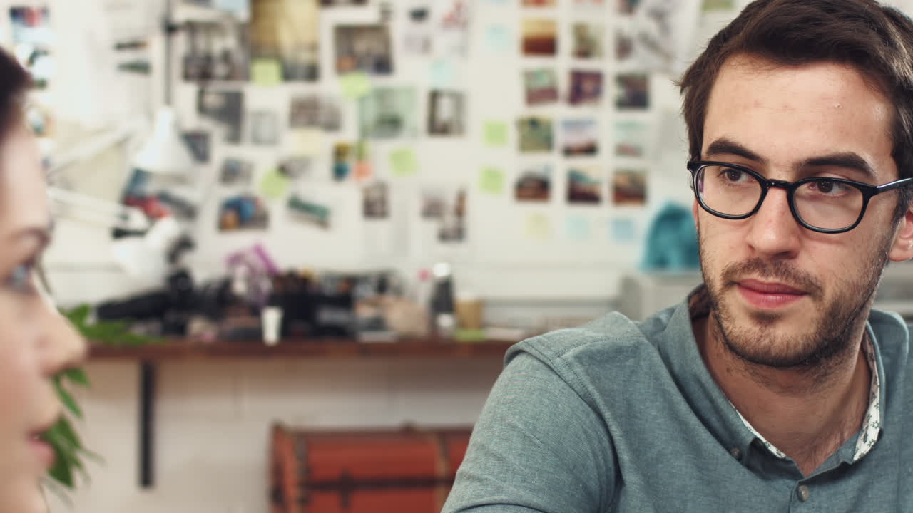 reunión del equipo de negocios creativos en una oficina hipster de moda discutiendo nuevas ideas