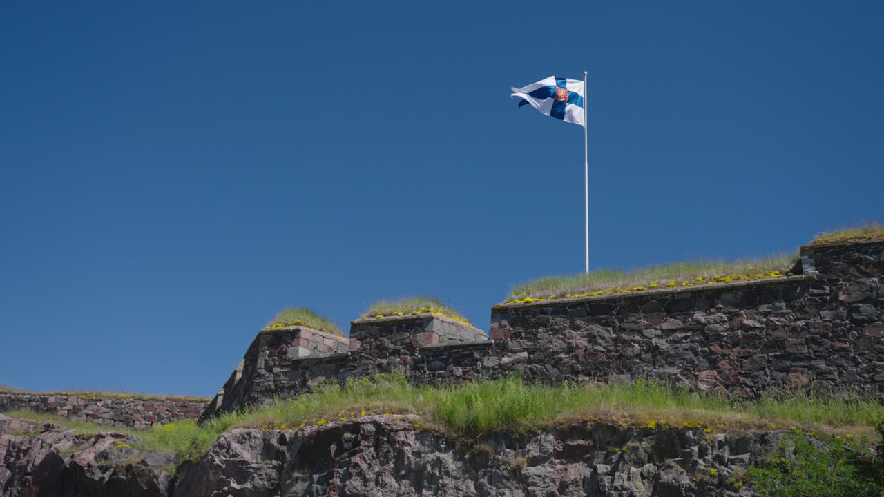 푸른 하늘을 배경으로 바람에 흔들리는 핀란드의 옛 국기