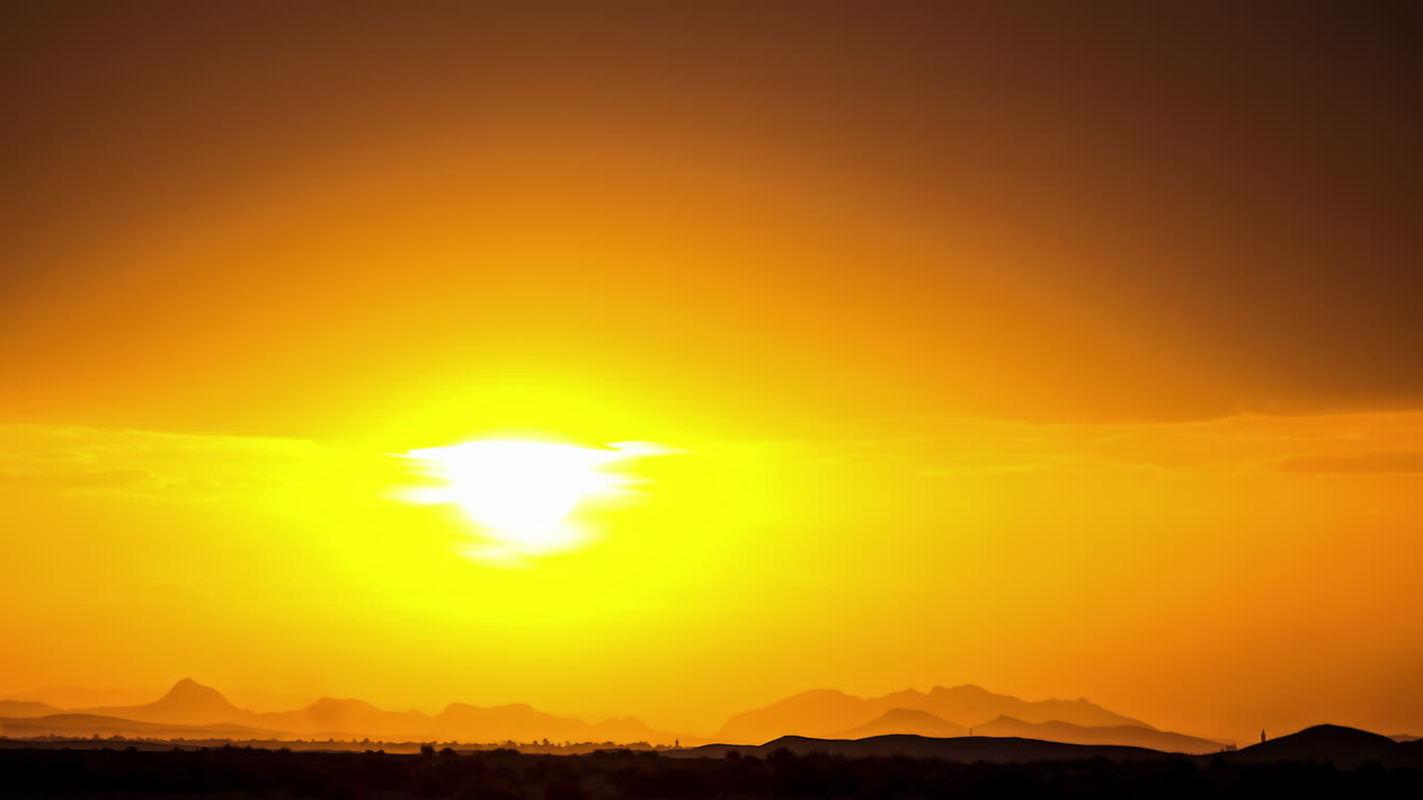 amanecer desde detrás del horizonte y las nubes