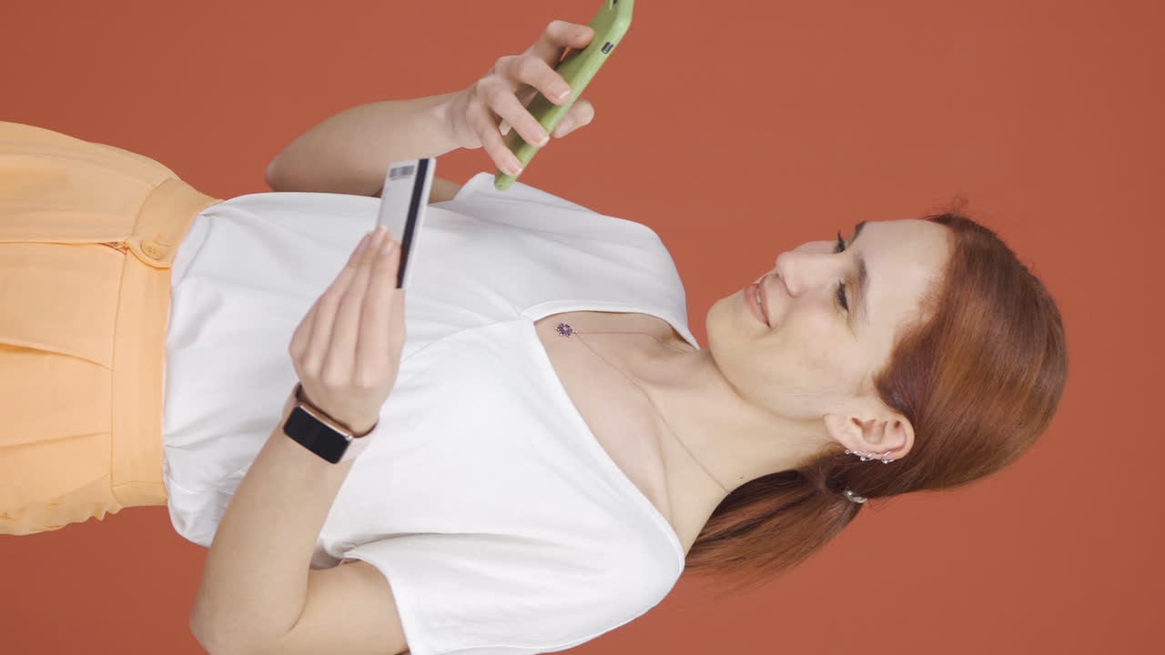Video verticale di donna che fa shopping con carta di credito