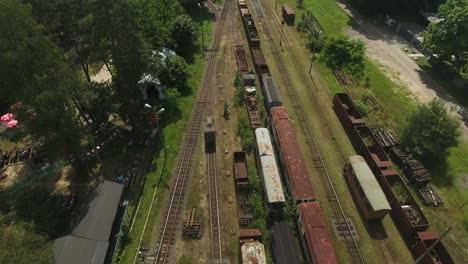 Toma-Aérea-De-Una-Locomotora-Antigua-Montada-En-Una-Vía-Férrea