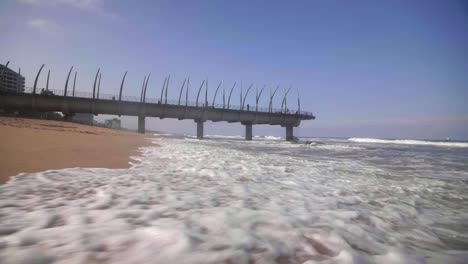 kleine wellen, die auf den strand von umhlanga schlagen