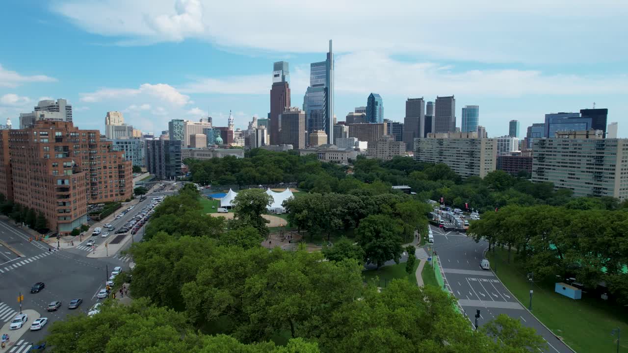 필라델피아 드론이 벤 프랭클린 파크웨이에서 시내 초고층 건물을 향해 찍은 스카이라인