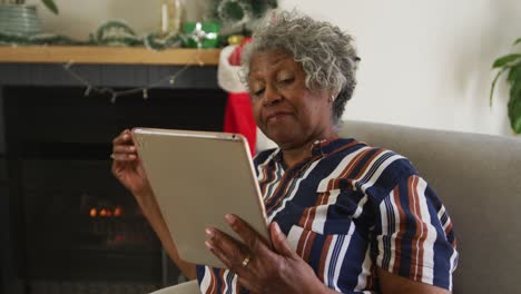 Feliz-Mujer-Mayor-Afroamericana-Haciendo-Gestos,-Teniendo-Videollamada-En-Navidad