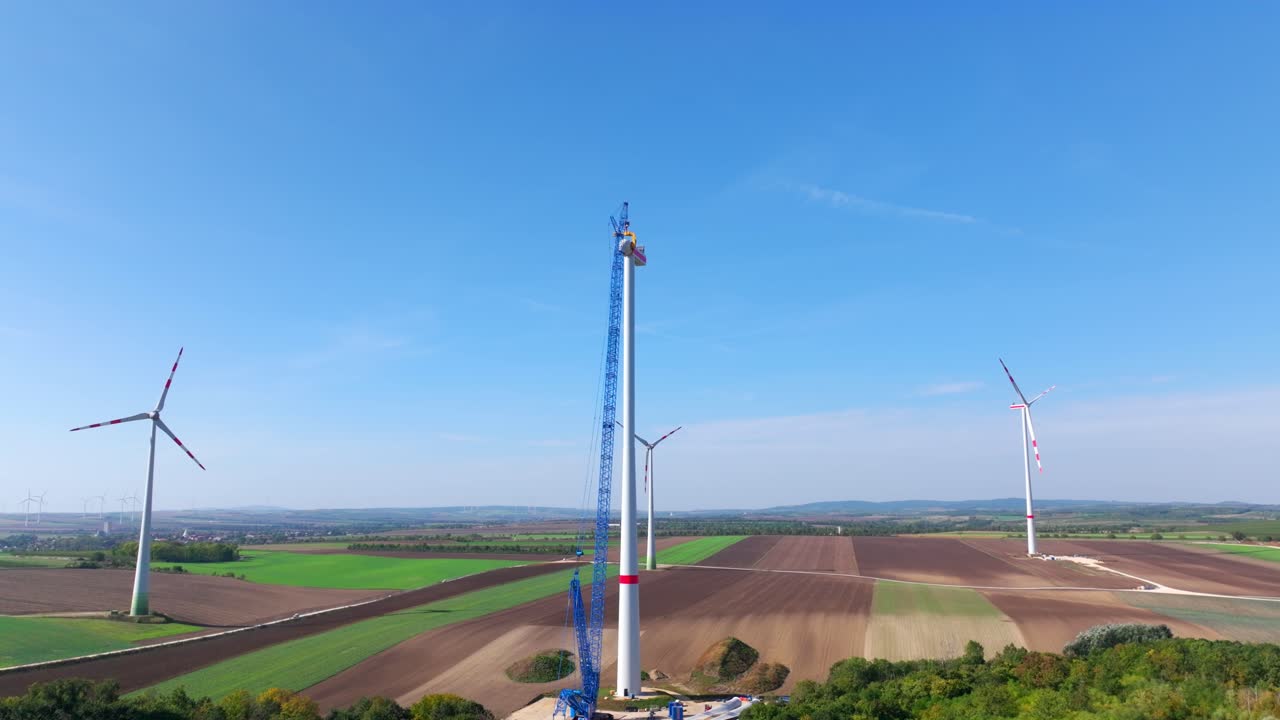 строительство ветряной турбины в сельскохозяйственном поле - дроновый выстрел