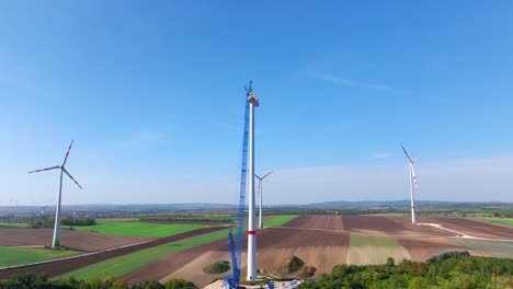 Construcción-De-Torre-De-Turbina-Eólica-En-Campo-Agrícola---Disparo-De-Drones