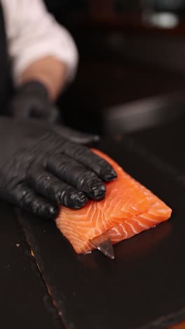 el chef está preparando sashimi de salmón.