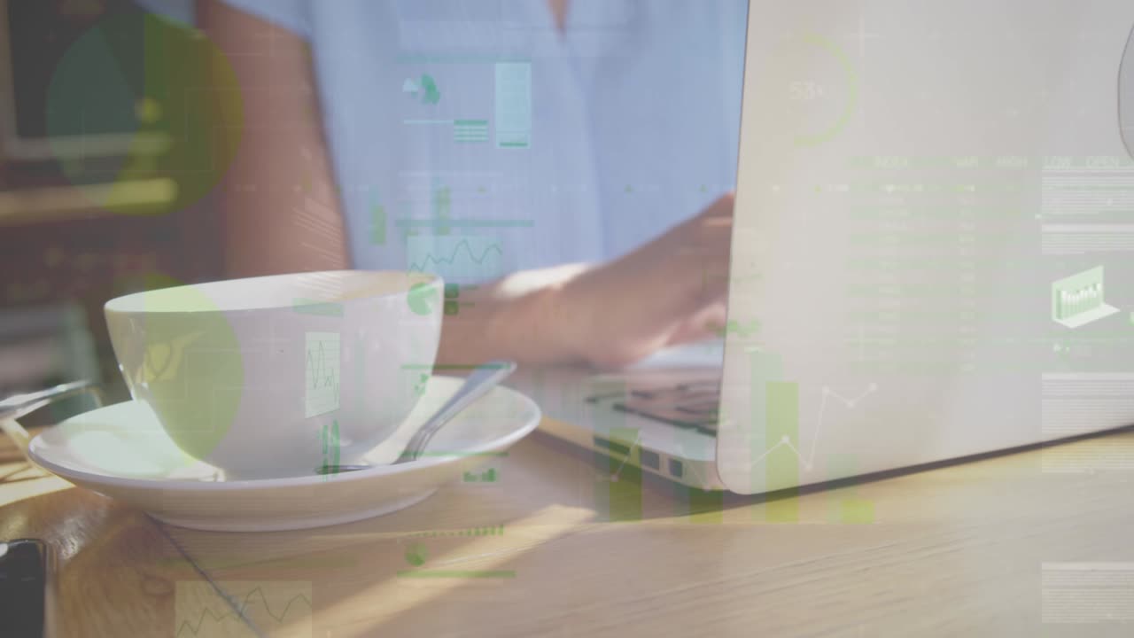 노트북을 사용하는 사업가 여성에 대한 통계 및 데이터 처리 애니메이션