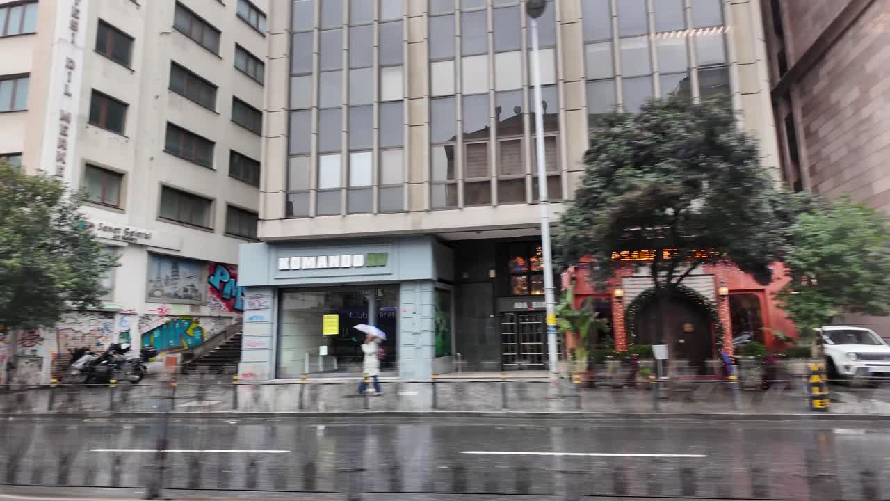 비가 오는 도시 거리 풍경