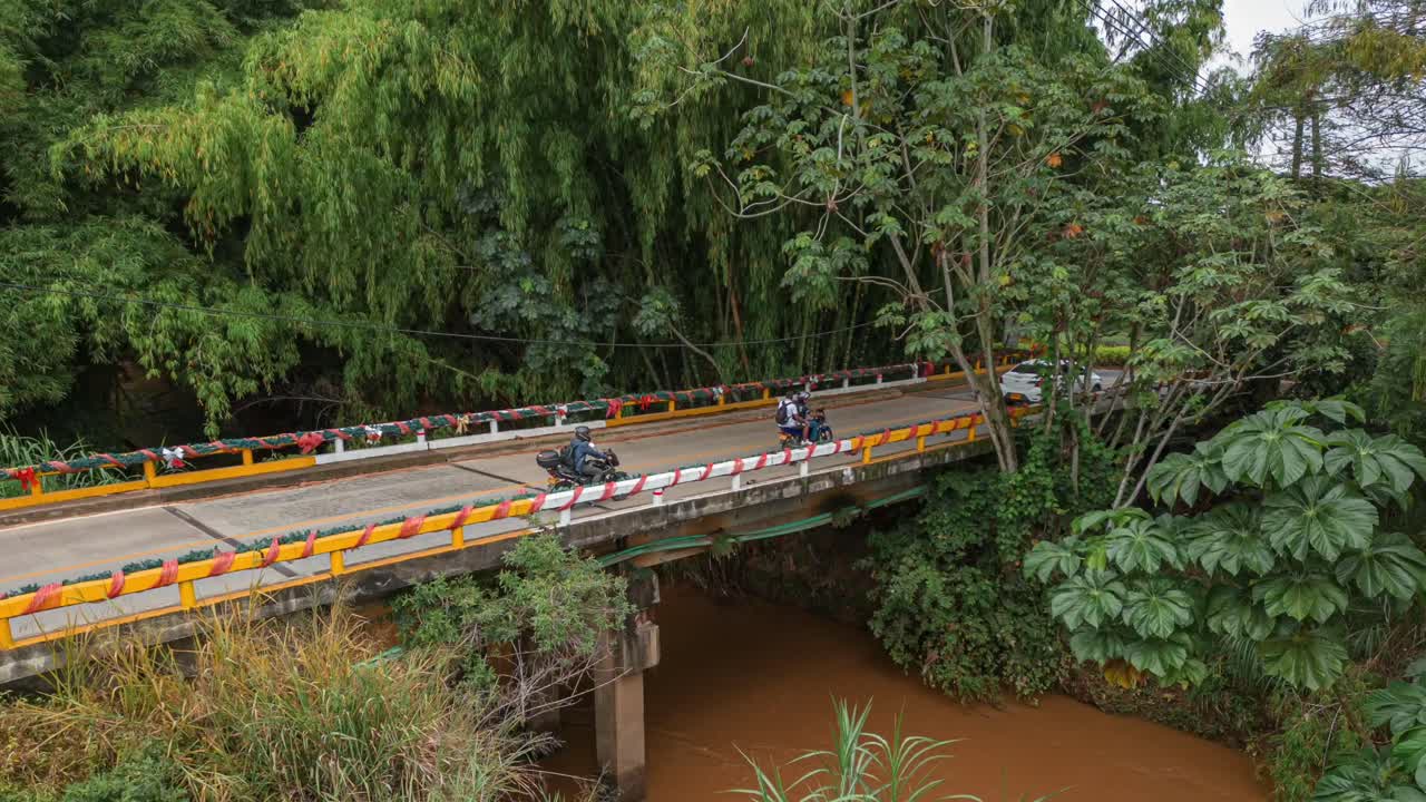 aerial timelapse pequeño puente con coches y agua oscura río jamundi, colombia