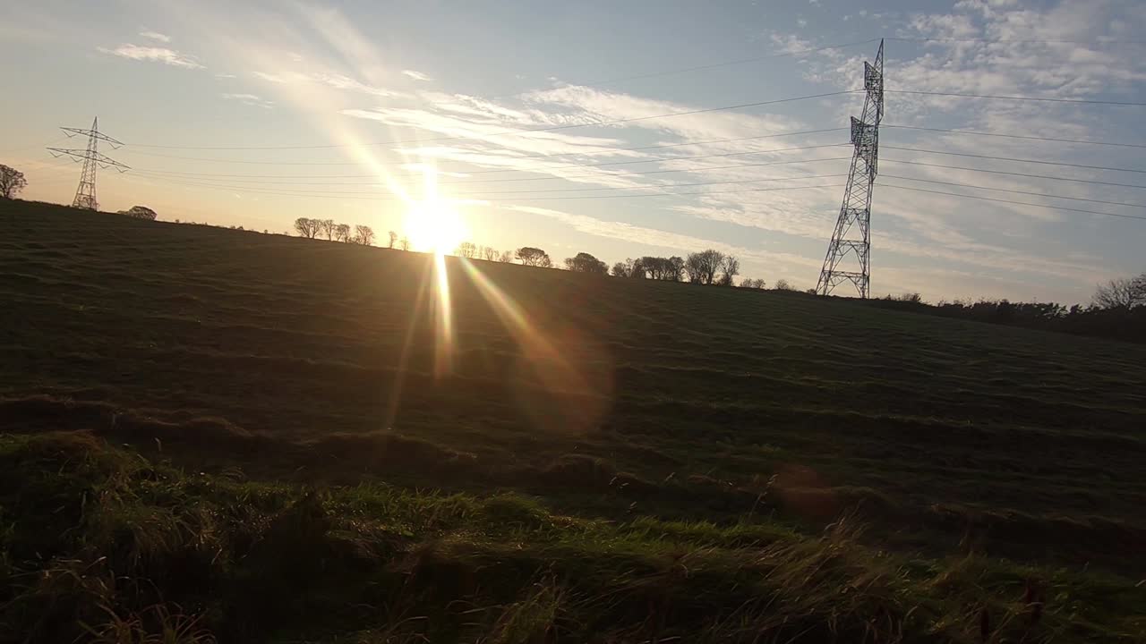 conduciendo por el campo