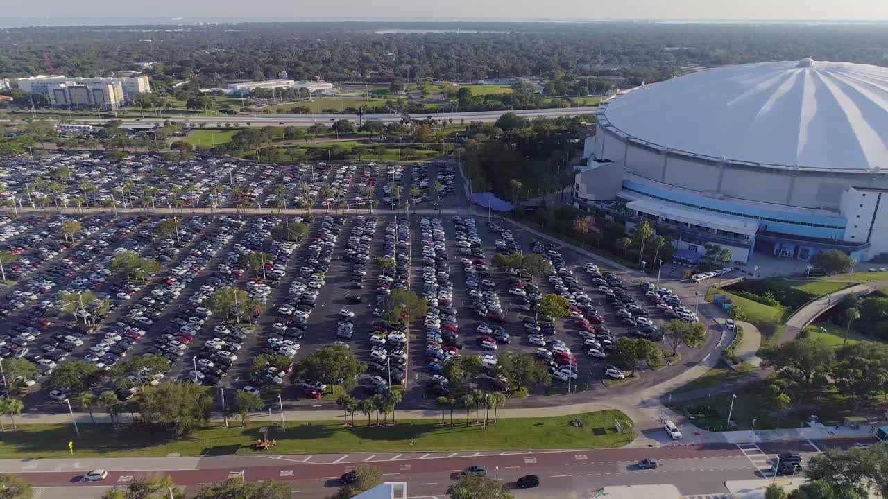 vídeo de drones aéreos 4k de tropicana field y estacionamientos completos en el centro de st.
