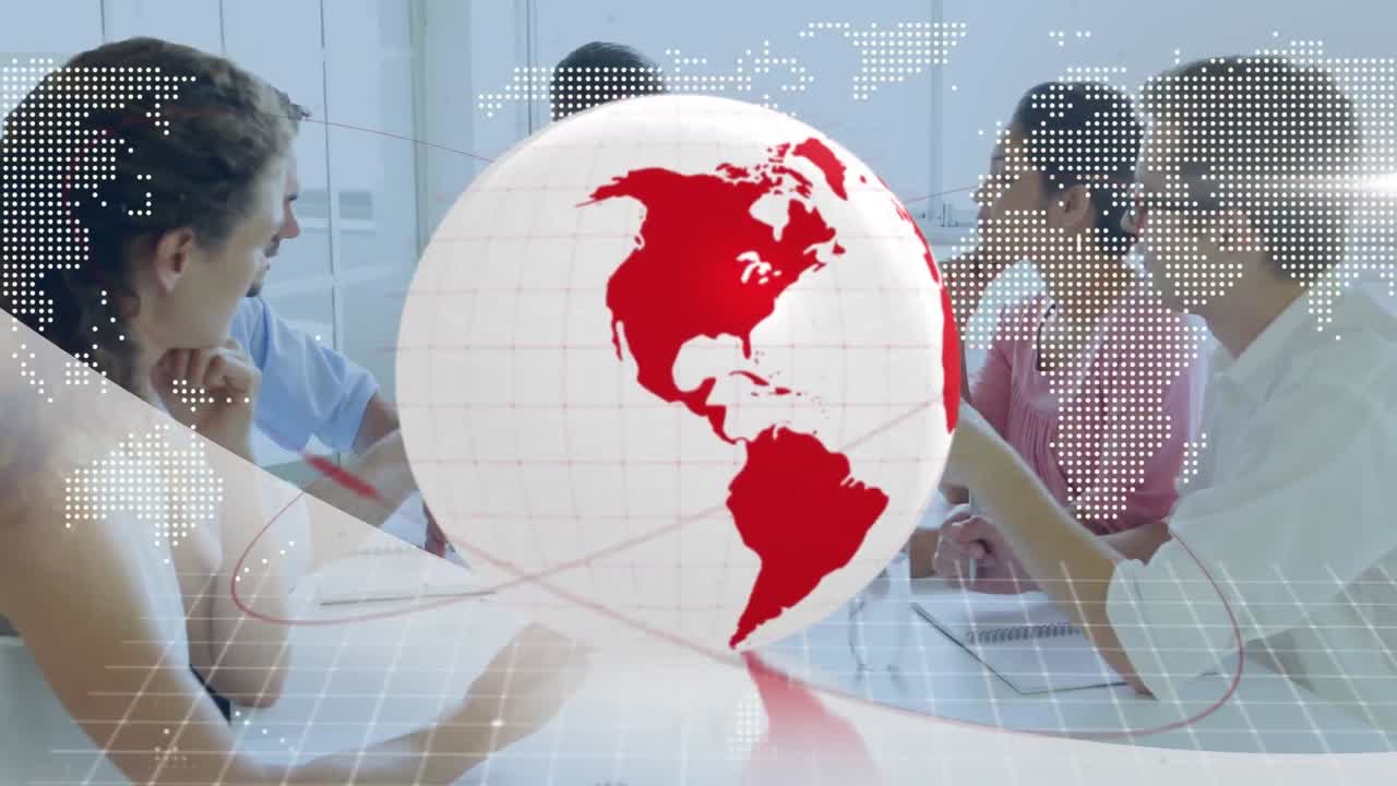 animación de globo giratorio y procesamiento de datos sobre colegas de negocios hablando en una reunión de oficina