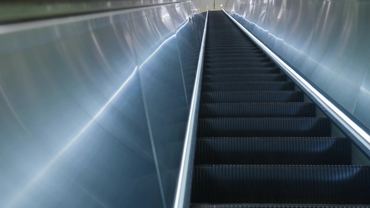 Futuristisk rulletrappe af metal, der kører op i Grand Central LIRR Terminal