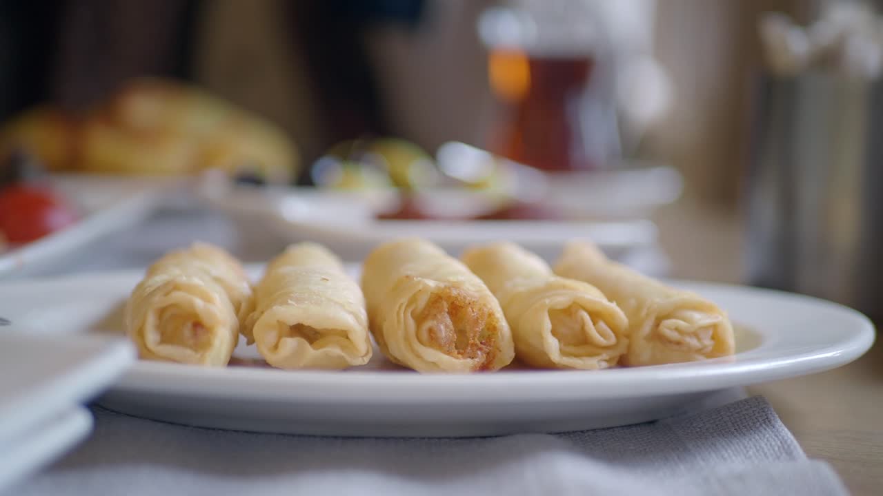Sigara börek su un piatto