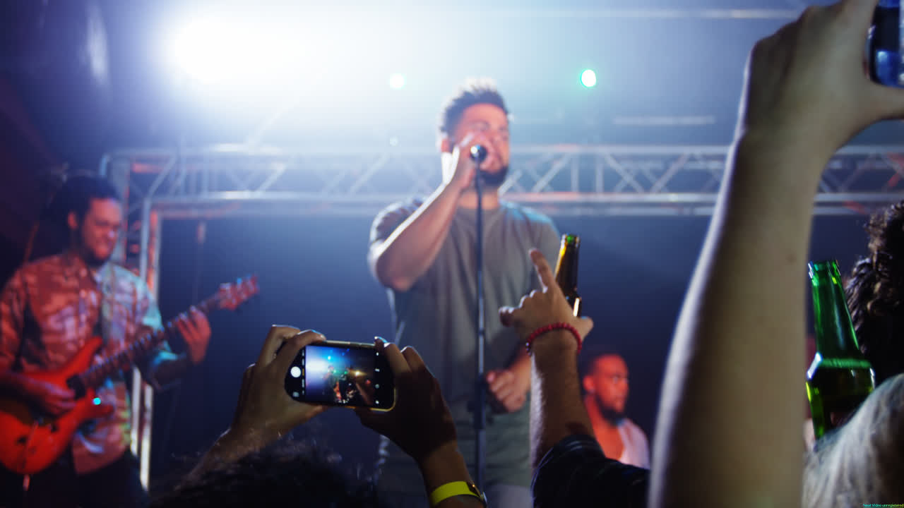 드폰 4k에서 음악 밴드의 관객 비디오 녹화