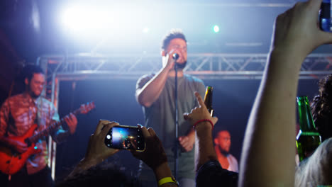 grabación de video de la audiencia de la banda musical en el teléfono móvil 4k