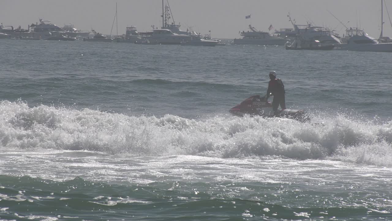 jet ski montando olas 4k