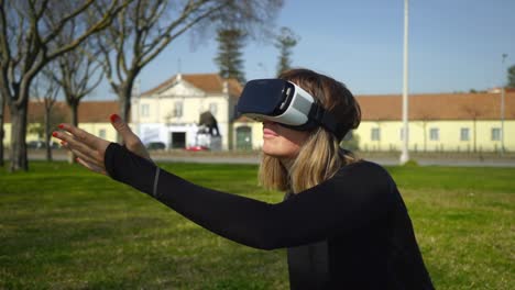 chica usando auriculares de realidad virtual en el parque