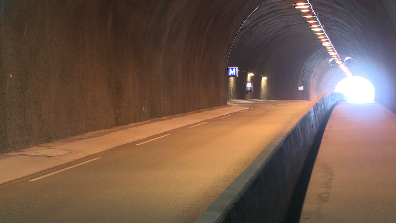 산을 통과하는 길고 깊은 터널 입구 1