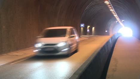 la entrada a un túnel largo y profundo a través de una montaña 1
