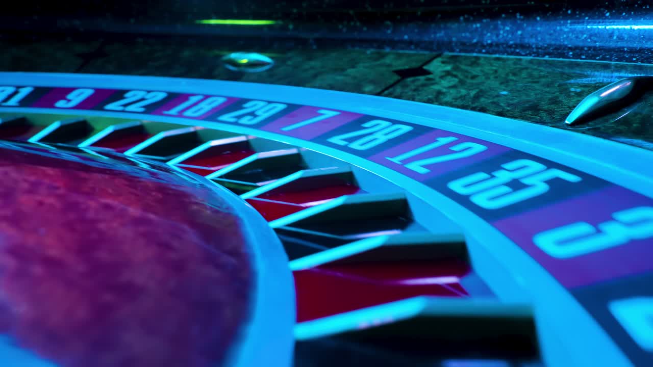 Ripresa di una ruota della roulette del casinò in movimento, la pallina si ferma sul 4 nero. Rotazione in loop della ruota della roulette. Numeri in primo piano. La telecamera si muove a destra al rallentatore