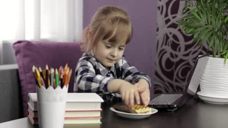 Chica-Haciendo-Lecciones-En-Línea-Usando-Una-Computadora-Portátil-Digital.-Educación-A-Distancia