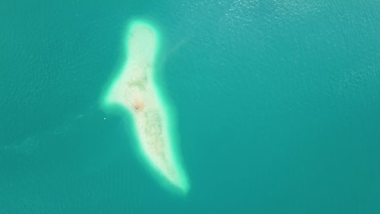 isla paraíso de bancos de arena en aguas turquesas tropicales, vista aérea de pájaro