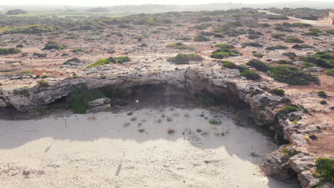 Schroffes-Gelände-Mit-Weißem-Sand-In-Der-Nähe-Des-Case-Della-Cittadella-Museums-In-Pantano,-Noto,-Syrakus,-Sizilien-Italien