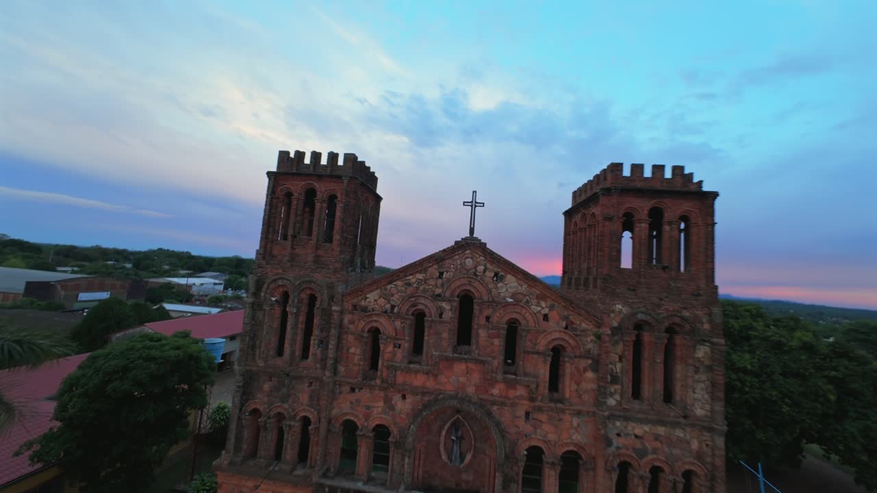 FPV-drönarbild av fasaden på den historiska kyrkan Nuestra Señora de la Asunción i Villarrica, Paraguay.