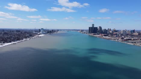 Detroit-River---Downtown-Detroit-in-Michigan-USA-on-the-right,-Windsor-Canada-on-the-left