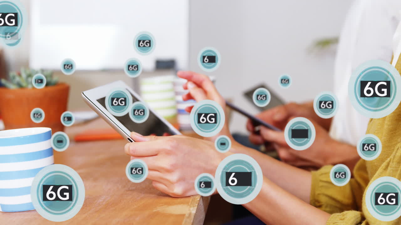 디지털 태블릿을 사용하는 백인 동료에 대한 기호를 가진 6g 텍스트의 애니메이션