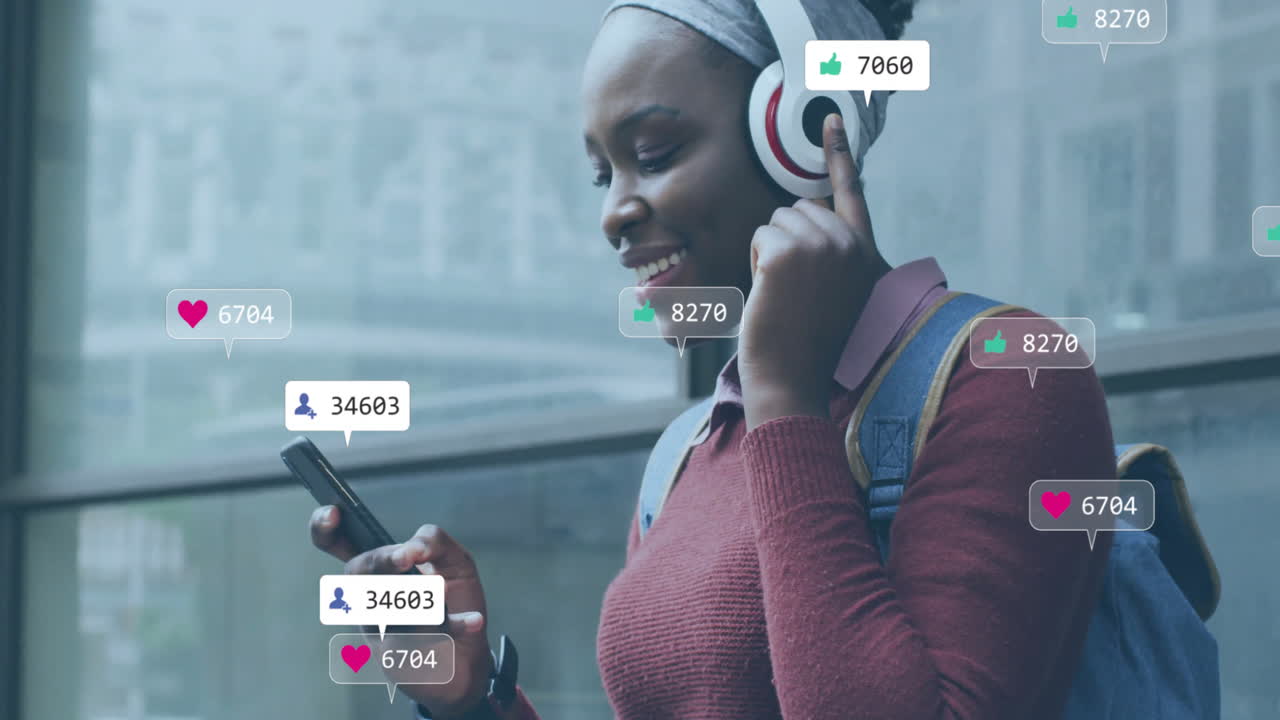 animación de iconos y procesamiento de datos sobre mujer afroamericana usando teléfono inteligente