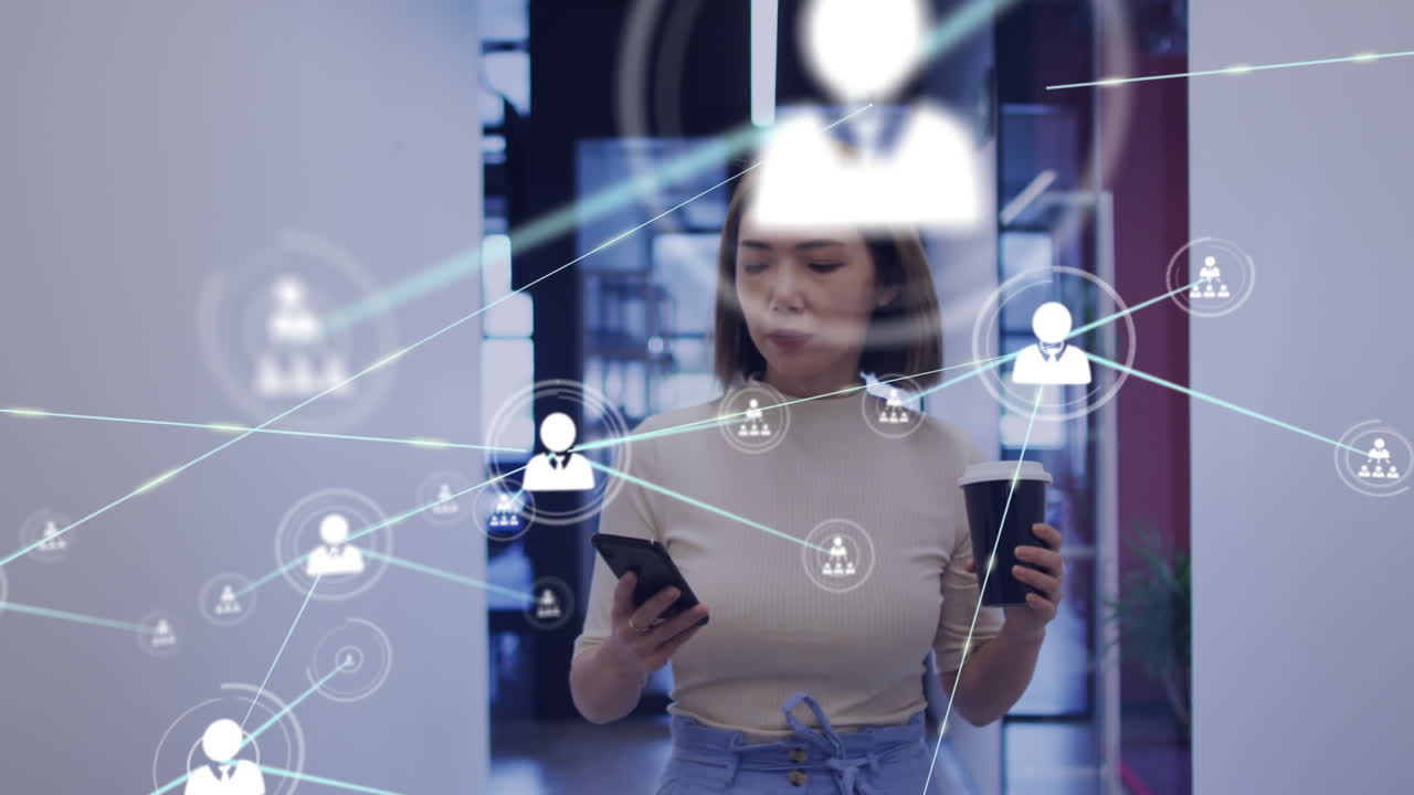 animación de iconos de los medios sobre una mujer de negocios asiática que usa un teléfono inteligente