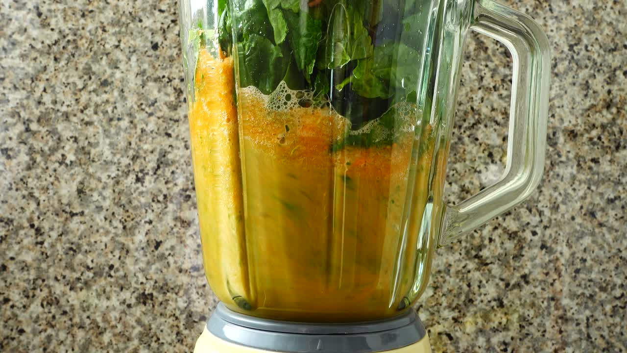 Suco de cenoura, um talo de aipo e espinafre. Modo de preparo do suco.