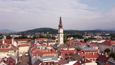 Iglesia-Parroquial-De-órbita-Aérea-En-Klagenfurt-En-Una-Mañana-Soleada